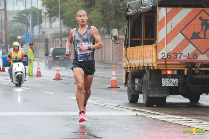 首度回台取得國內第二名的禇孟璁以Adidas出賽，跑出2小時27分55秒個人時間