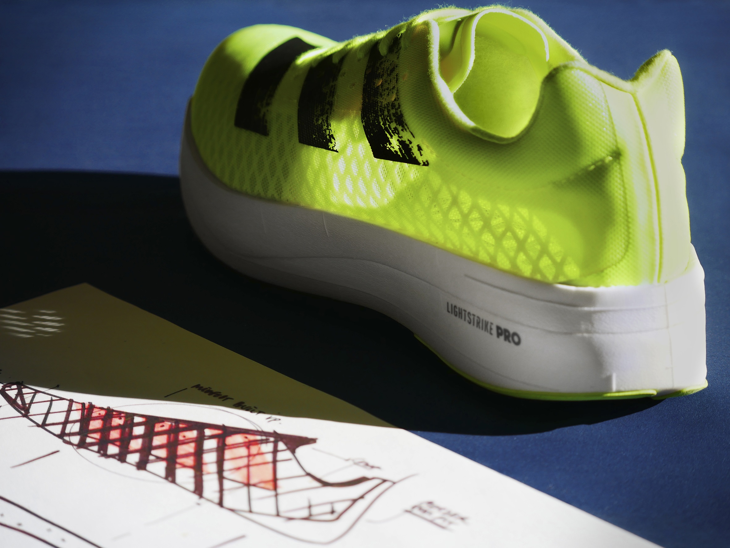adizero adios Pro採用CELERMESH鞋面兼具延展包覆、透氣、輕量與支撐四大效能，搭配獨特輕量橡膠大底，帶來出色抓地力
