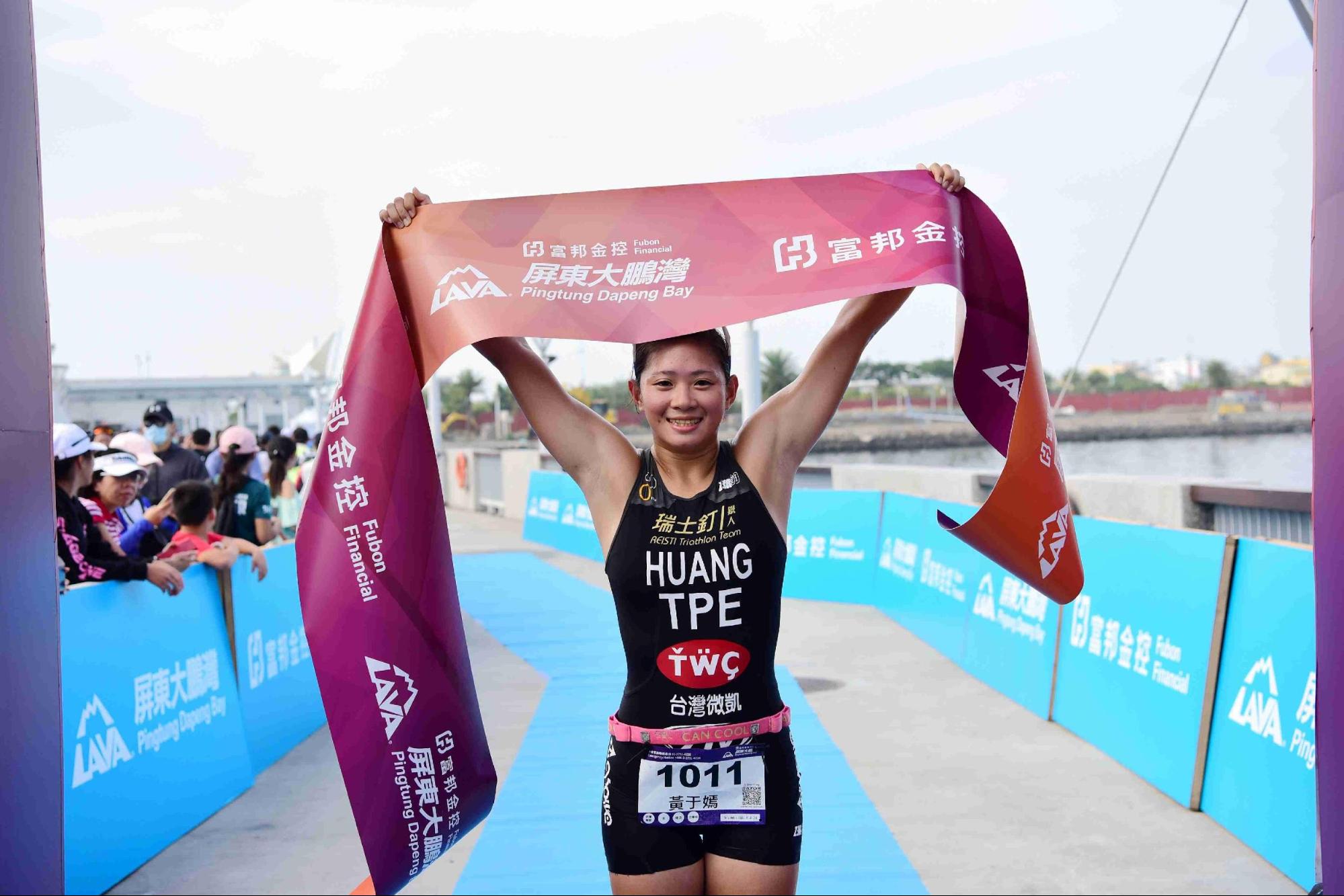 標鐵女子組則由黃于嫣以2小時12分57秒奪下后座,繼2018年LAVA大鵬灣站奪下女子冠軍後再度稱后。