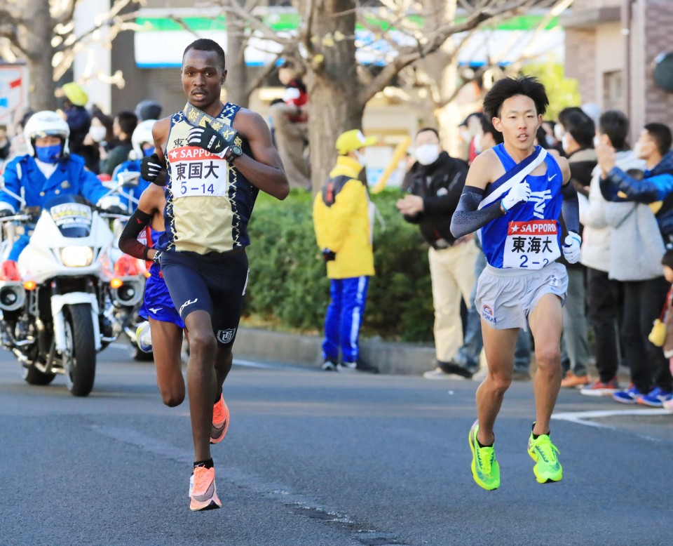 東京國際大第二區代表 Yegon Vincent(左)。圖片來源。
