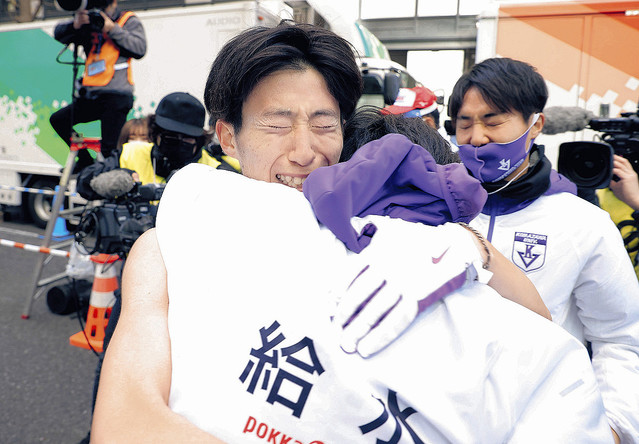 駒澤大學獲得第97回箱根驛傳總冠軍，隊友在終點感動擁抱。圖片來源。