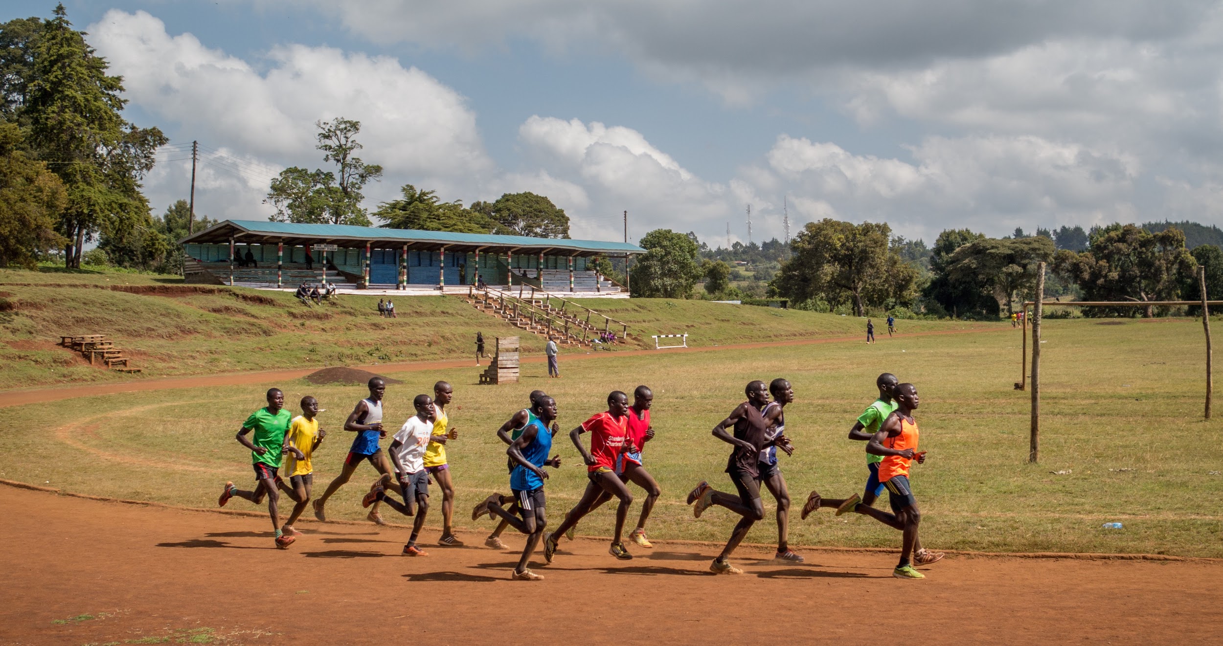 圖: 肯亞跑者的速度訓練多是群聚在當地唯一的紅土跑道: Kamariny Running track上進行(圖片來源: Medium.com)