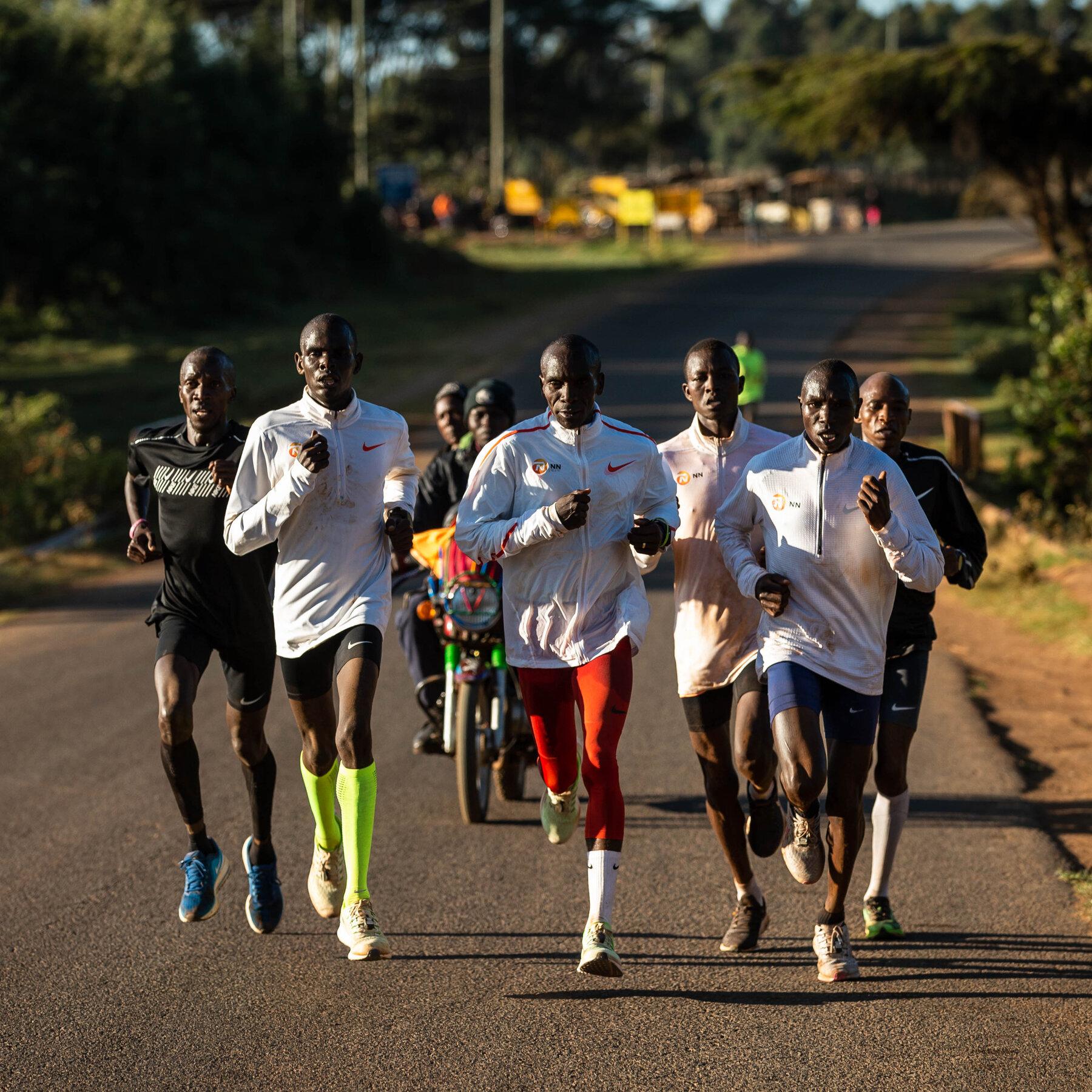 圖：肯亞的小鎮多半只有一條主要道路是柏油路，其餘都是紅土與水泥參雜，肯亞跑者在高峰期的長跑時也會轉移到柏油路上練習，熟悉比賽的路感與跑感；至於在基礎期或較為輕鬆的長跑，則多半在丘陵土徑上操作。（圖片來源：The New York Times）
