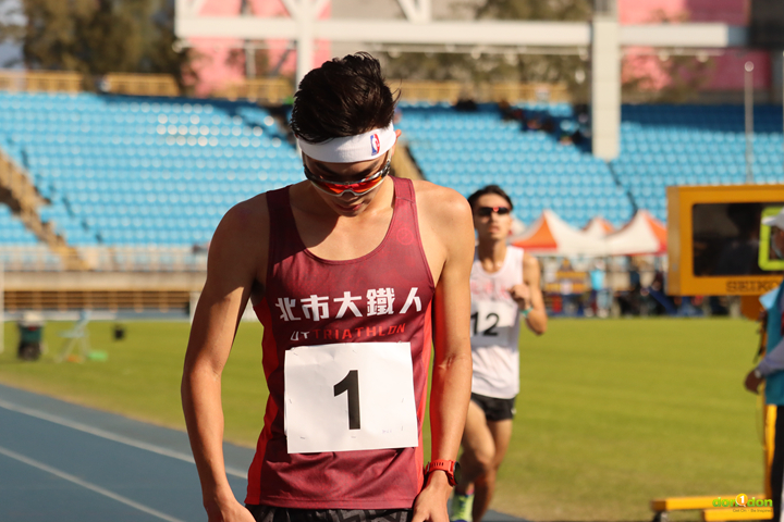 北市大鐵人三項隊潘子易以15:57.77跨過終點，上半身強壯的他用速度訴說著鐵人在場內場也是表現優異