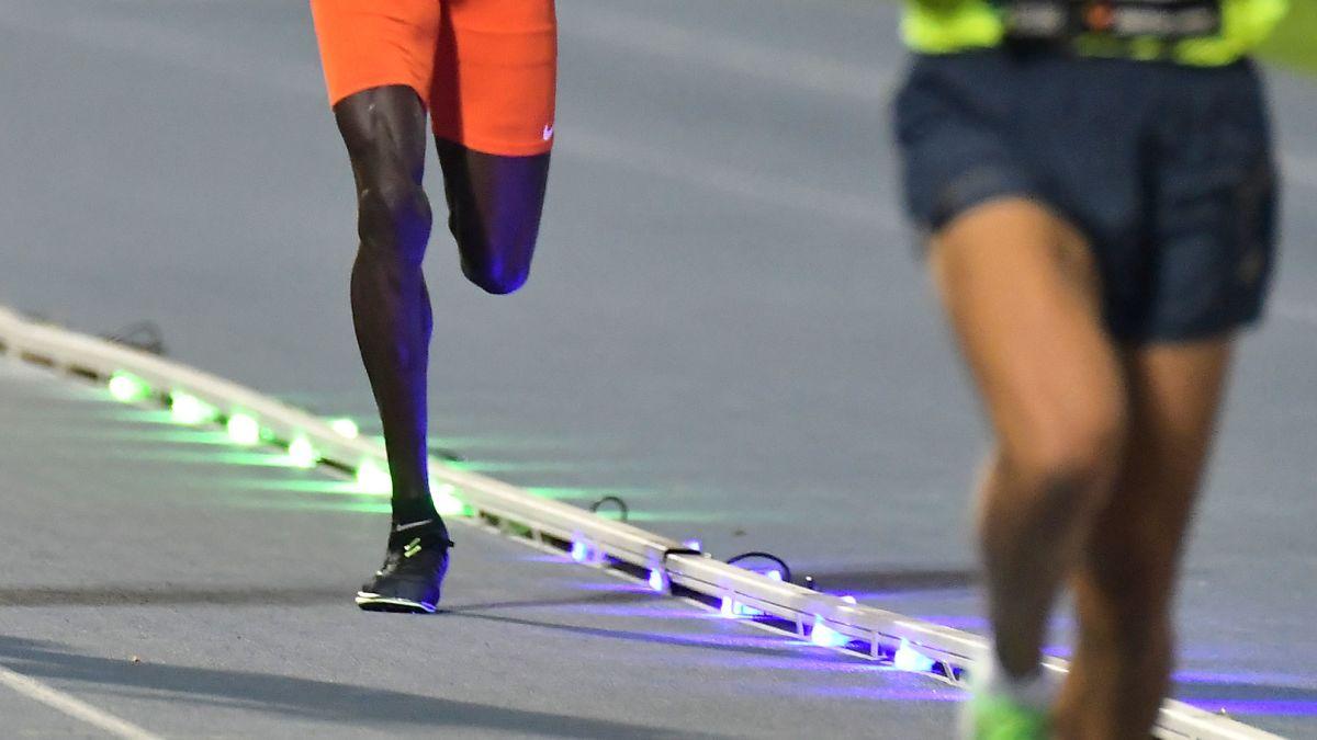 圖:Josha Cheptegei在瓦倫西亞10000m比賽時的配速燈(圖片來源: CNN)