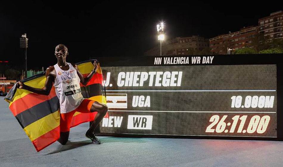 圖:Josha Cheptegei在瓦倫西亞10000m以26:11打破世界紀錄(圖片來源: Athletic Weekly)