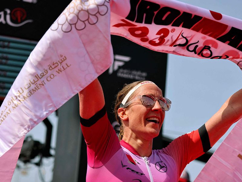 2021 IRONMAN 70.3 Dubai 是 Daniela Ryf 在「Nasser Bin Hamad 三冠王系列賽」的首場勝利,如果她可以繼續成功拿下 IRONMAN 70.3 世錦賽、以及在巴林舉辦的 IRONMAN 70.3 中東錦標賽兩座冠軍,她就可以獲得「第二個」100 萬美元獎金!(2015 年 Daniela Ryf 第一次獲得三冠王系列賽一百萬元獎金)。圖片來源。