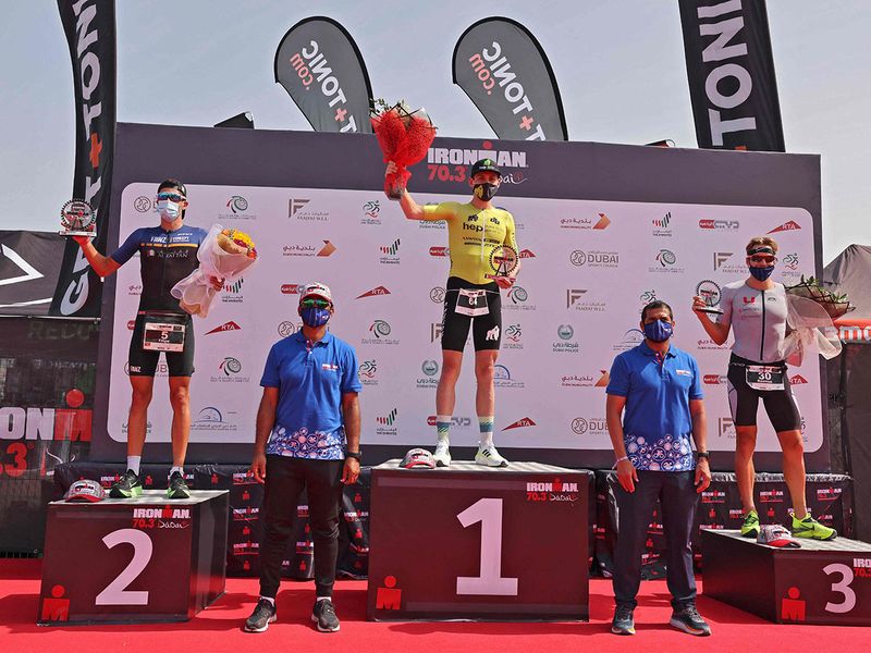 2021 IRONMAN 70.3 Dubai 男子組前三名。圖片來源。
