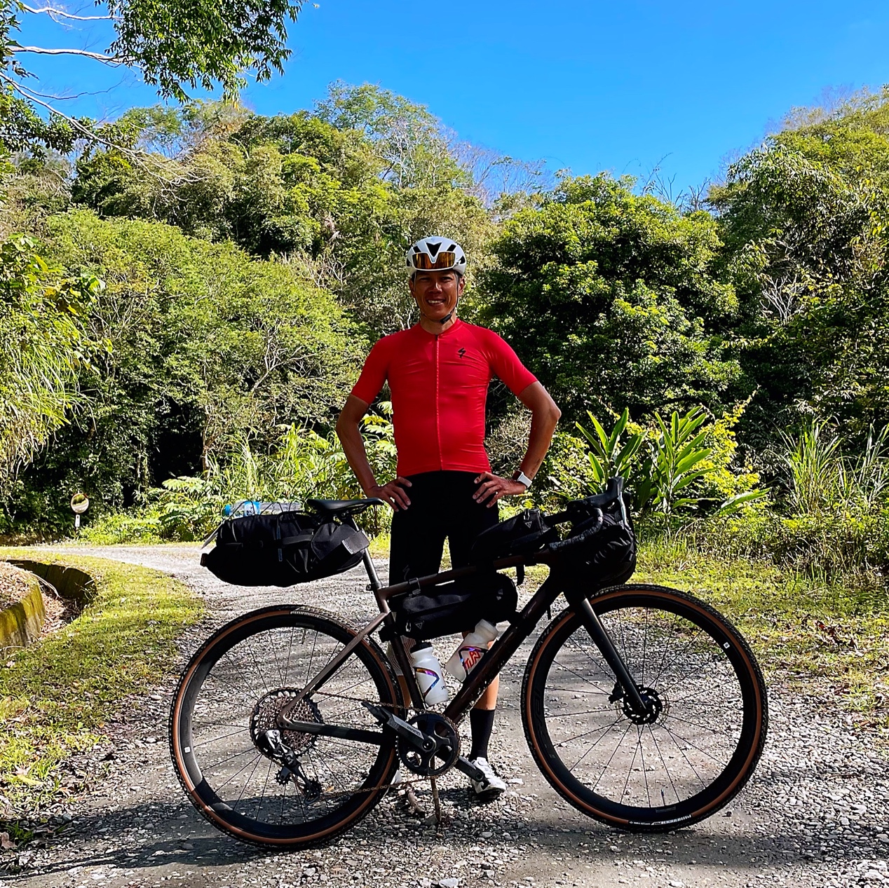 Kent 在過年期間用七天時間，一個人騎礫石公路車 (Gravel Bike) 環島完成接近1,300公里，沿途順便探索附近的礫石路線，真的是Never stop exploring…