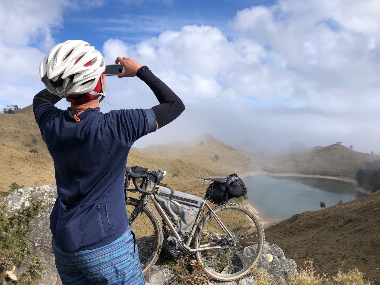 過年期間林維新用礫石公路車 (Gravel Bike) 去探索現在很紅的丹大林道七彩湖。