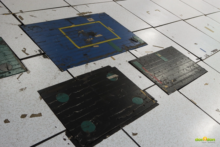 三塊鑲入地面的測力板，為跑步淬鍊出科學數據