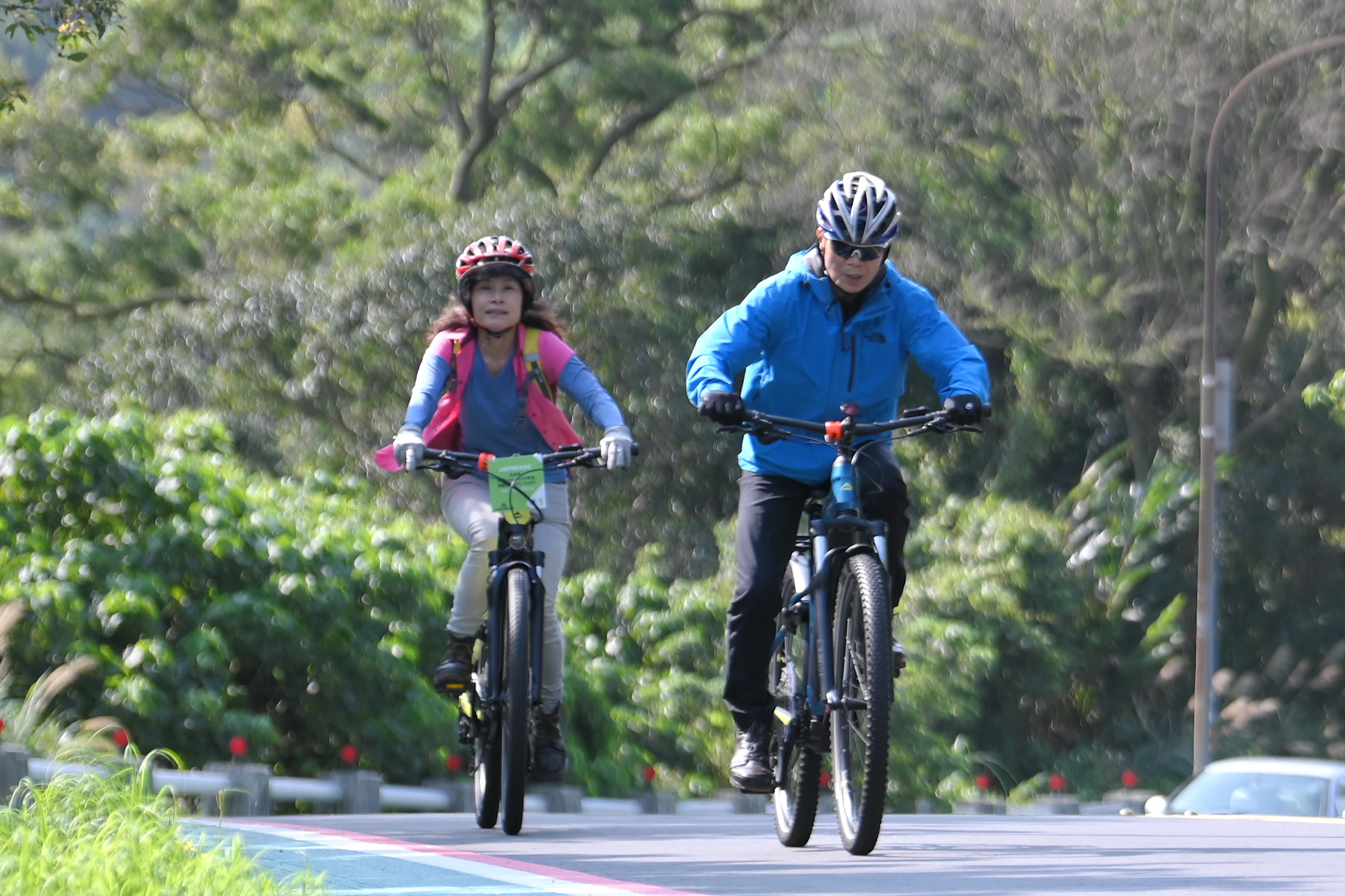 退休自行車國手黃金宏老師賢伉儷，輕鬆駕馭美利達電輔車