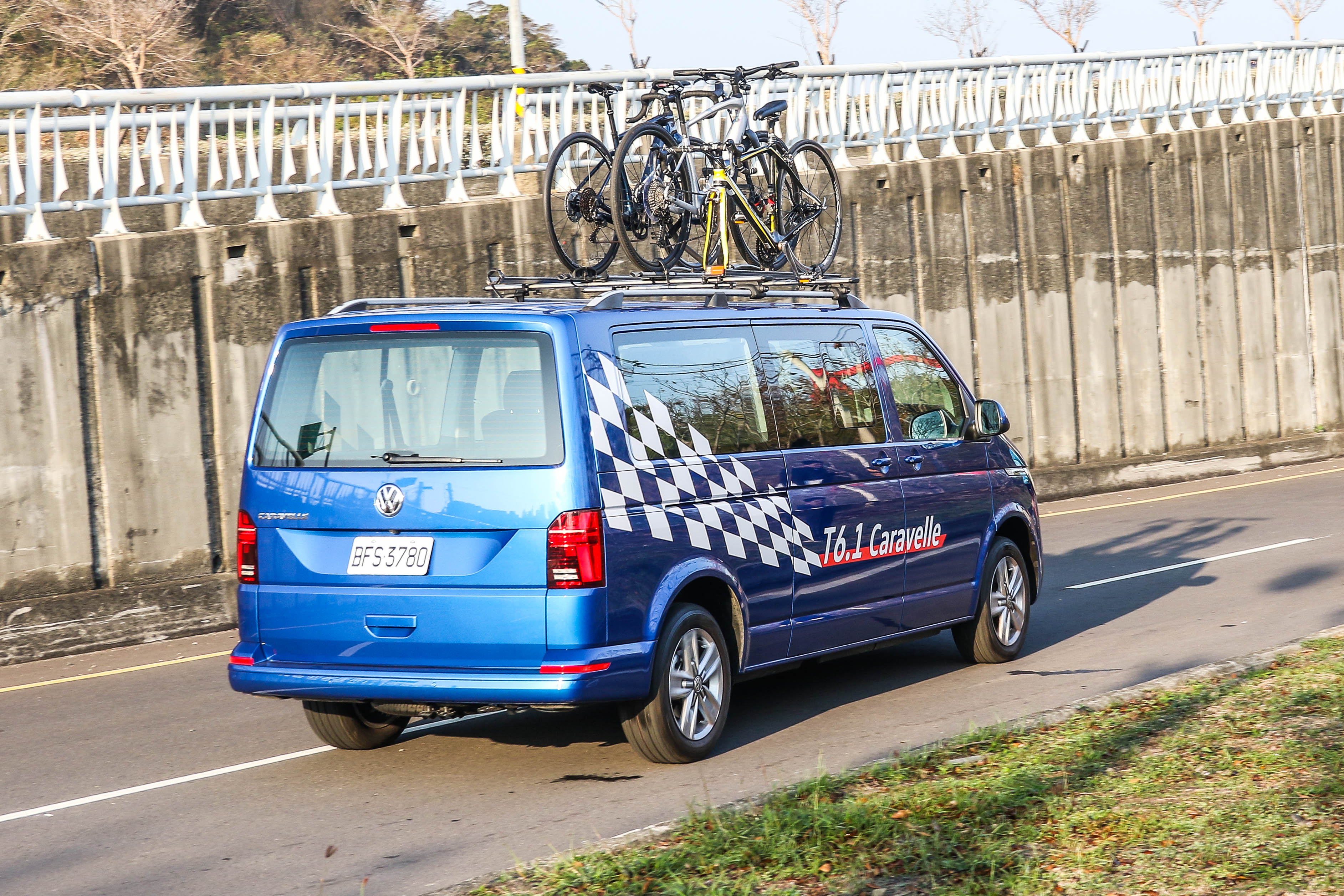 方正的車體輪廓換來廣闊車頂平台，也能夠載運多達8組自行車固定架。