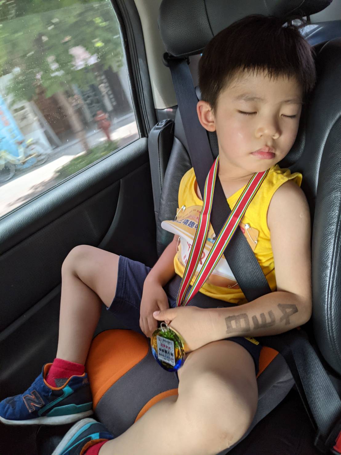 孩子們得到第一面屬於自己的獎牌，開心的放在手上，就連睡著了也不捨得放下來。圖片來源：國立臺灣師範大學特殊教育中心