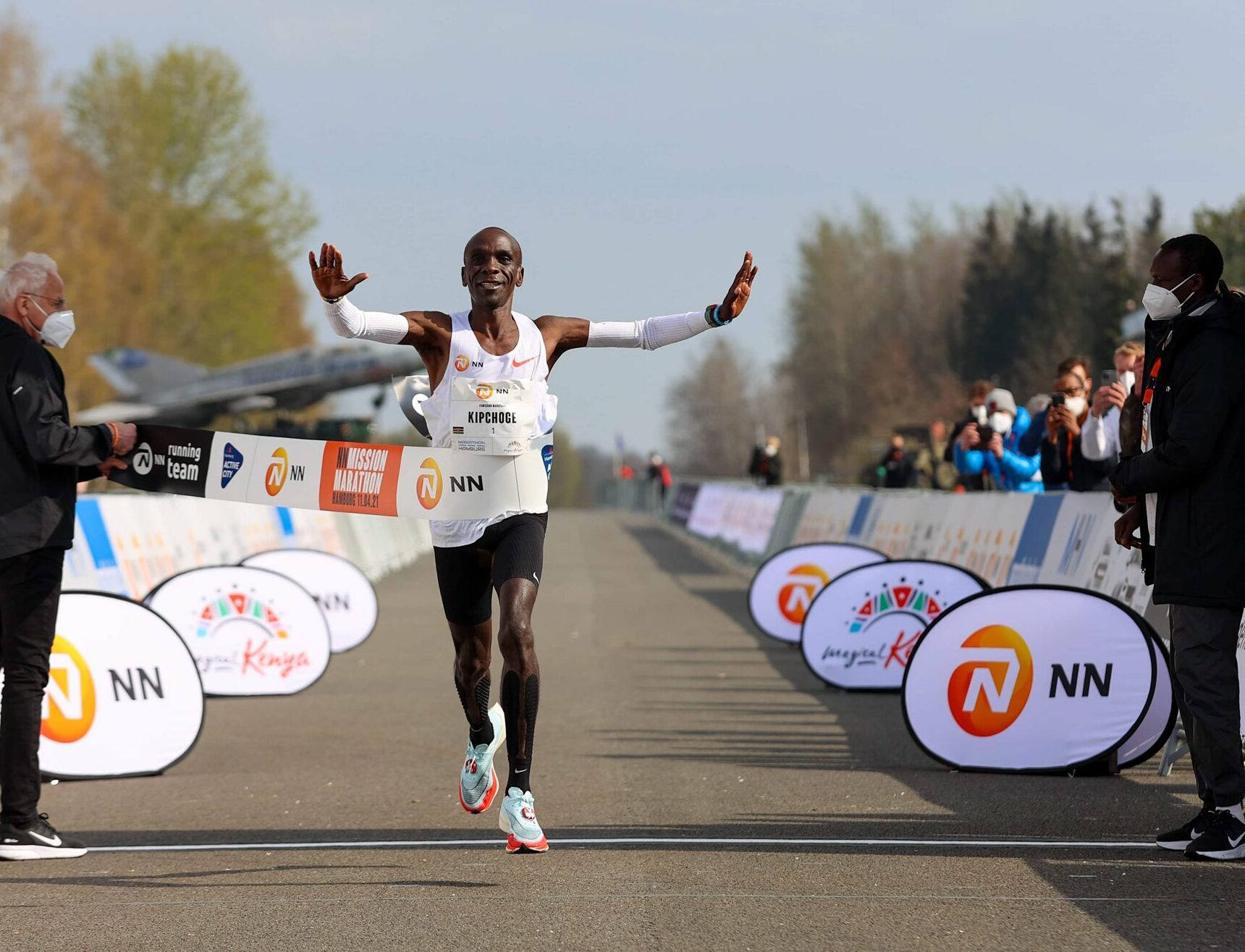 早已雀屏入選肯亞奧運馬拉松代表的Eliud Kipchoge，兩週前也順利地以2:04:30的成績完成東奧前最後一次調整賽。相較於衣索比亞的紊亂不明，肯亞顯得老神在在、勢在必得(照片來源: Let’s Run.com)