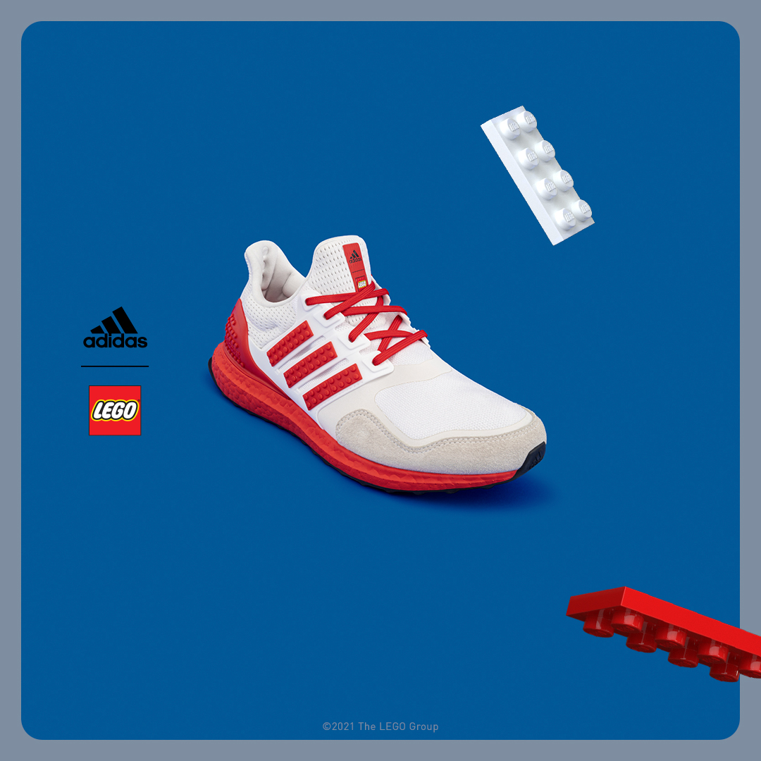 adidas Ultraboost DNA x LEGO推出紅白雙色組合搭配，以樂高經典正紅色，裝飾鞋帶、鞋側三線標誌、後跟TPU穩定片（圖：adidas提供）