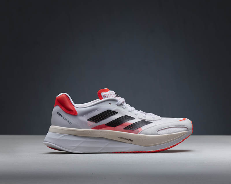 新款adidas adizero Boston 10首度捨棄BOOST中底，以LightstrikePRO與LIGHTSTRIKE雙中底科技打造全新增厚中底