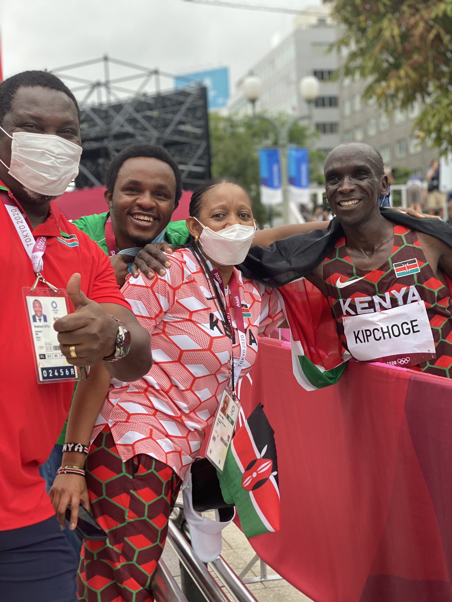 肯尼亞共和國駐日本大使館也特地到場為肯亞選手們致上祝福與鼓勵 照片來源：twitter/KenyaTokyo