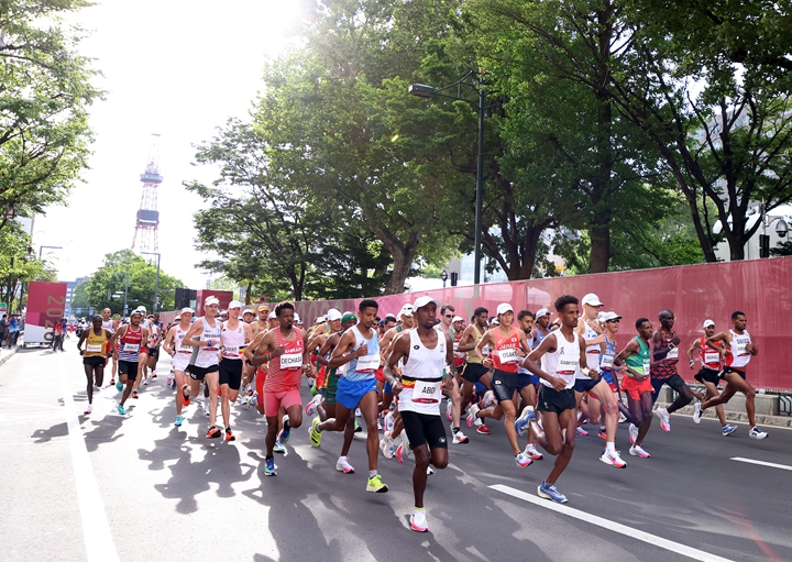 SAPPORO, JAPAN - AUGUST 08: Athletes compete in the Men's Marathon Final on day sixteen of the Tokyo 2020 Olympic Games at Sapporo Odori Park on August 08, 2021 in Sapporo, Japan. (Photo by Lintao Zhang/Getty Images)