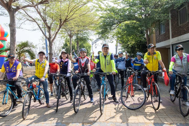 「來Bike（吧）！去屏東走走！」屏南場吸引許多熱愛自行車的車友前來參加。（右三為立法委員莊瑞雄委員，右四為交通部觀光局大鵬灣國家風景區管理處陳煜川處長）