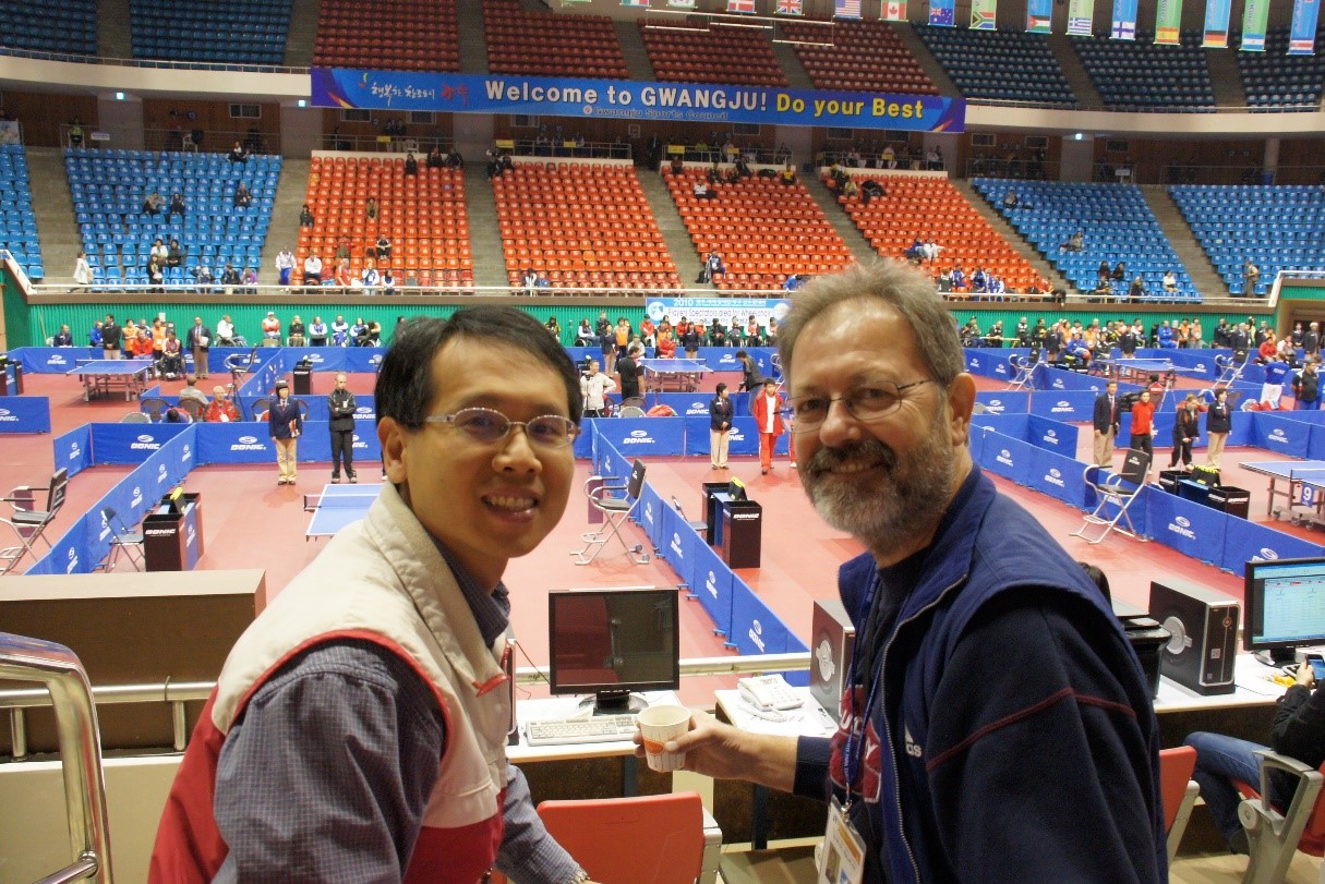 吳昇光教授(左)與前醫學分級主席Juraj Stefak (右)服務於世界盃身障桌球錦標賽