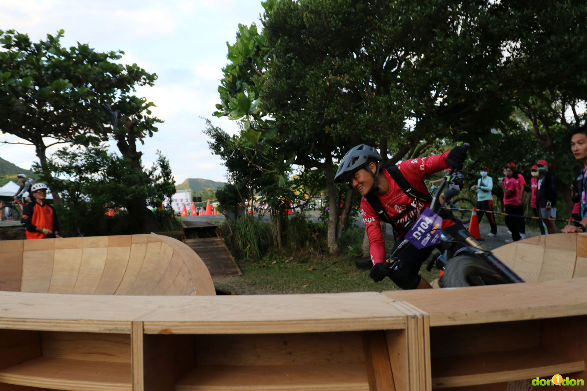 Enduro 全地形耐力賽女子組冠軍，「下坡車女王」周佩霓（D104）