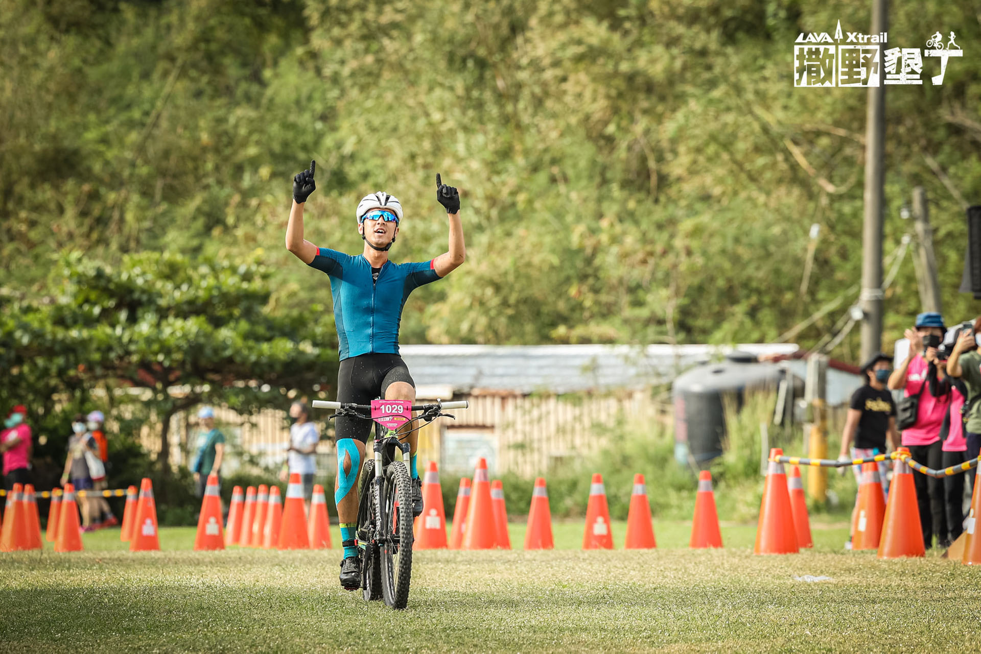 Cross Country 登山車越野賽 11 公里賽事男子組由徐子恩（1029）以 00:53:48 的成績名列第一位。圖片來源：LAVA台灣鐵人三項公司