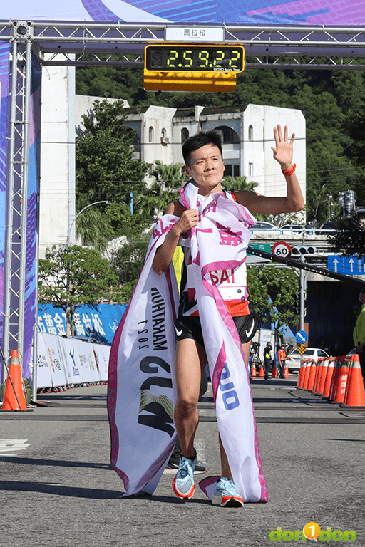 蔡昀軒以 2 小時 58 分 57 秒拿下全場女子組總冠軍！也是今年唯一一位 Sub3 的女子選手。