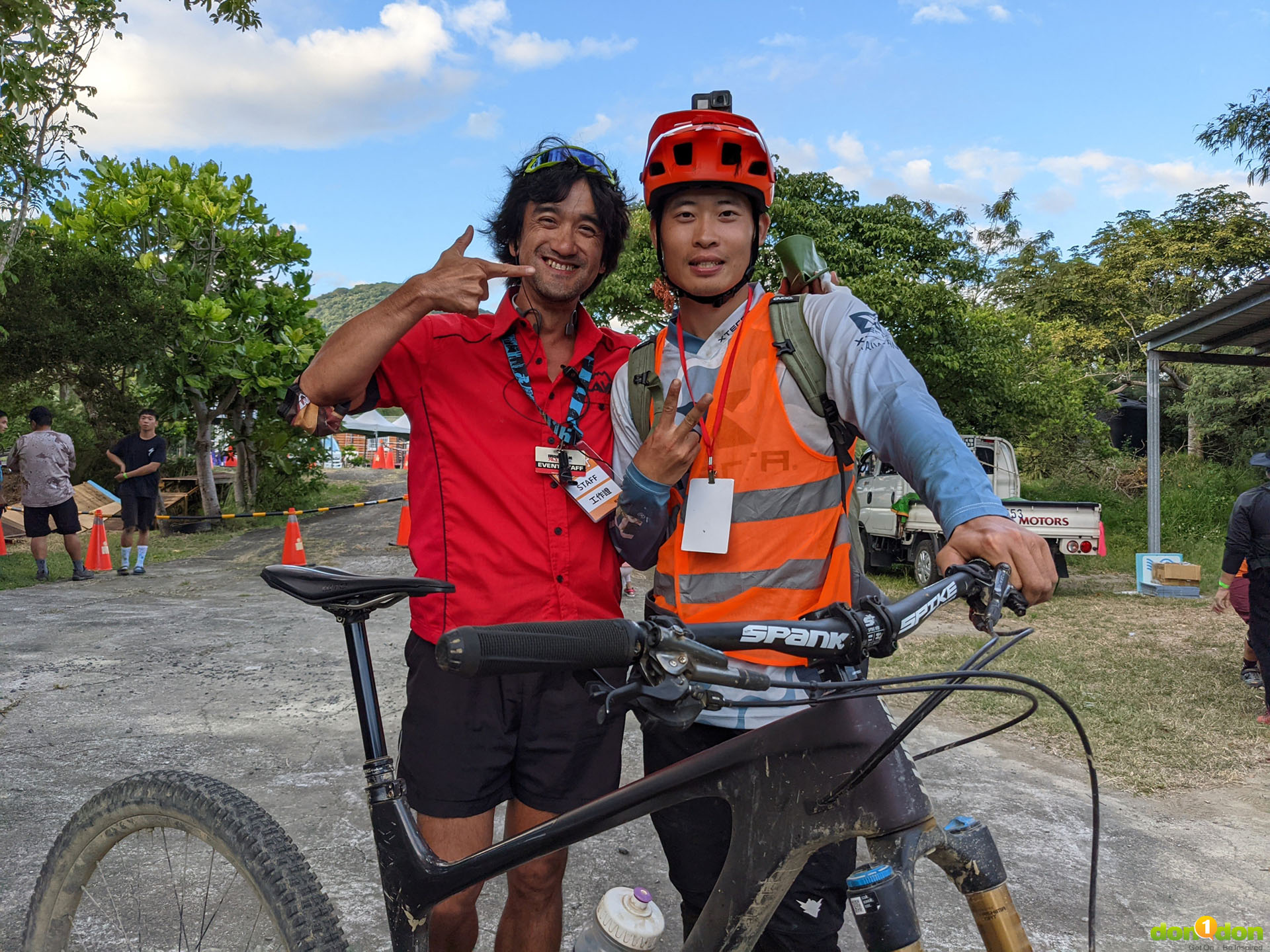 賽道由國內登山車好手『亞洲車神-阿丹』江勝山以國際賽事規格，在墾丁多變的地形下，規劃出適合入門及進階的選手的賽事體驗。（左）鄭世奇、（右）江勝山