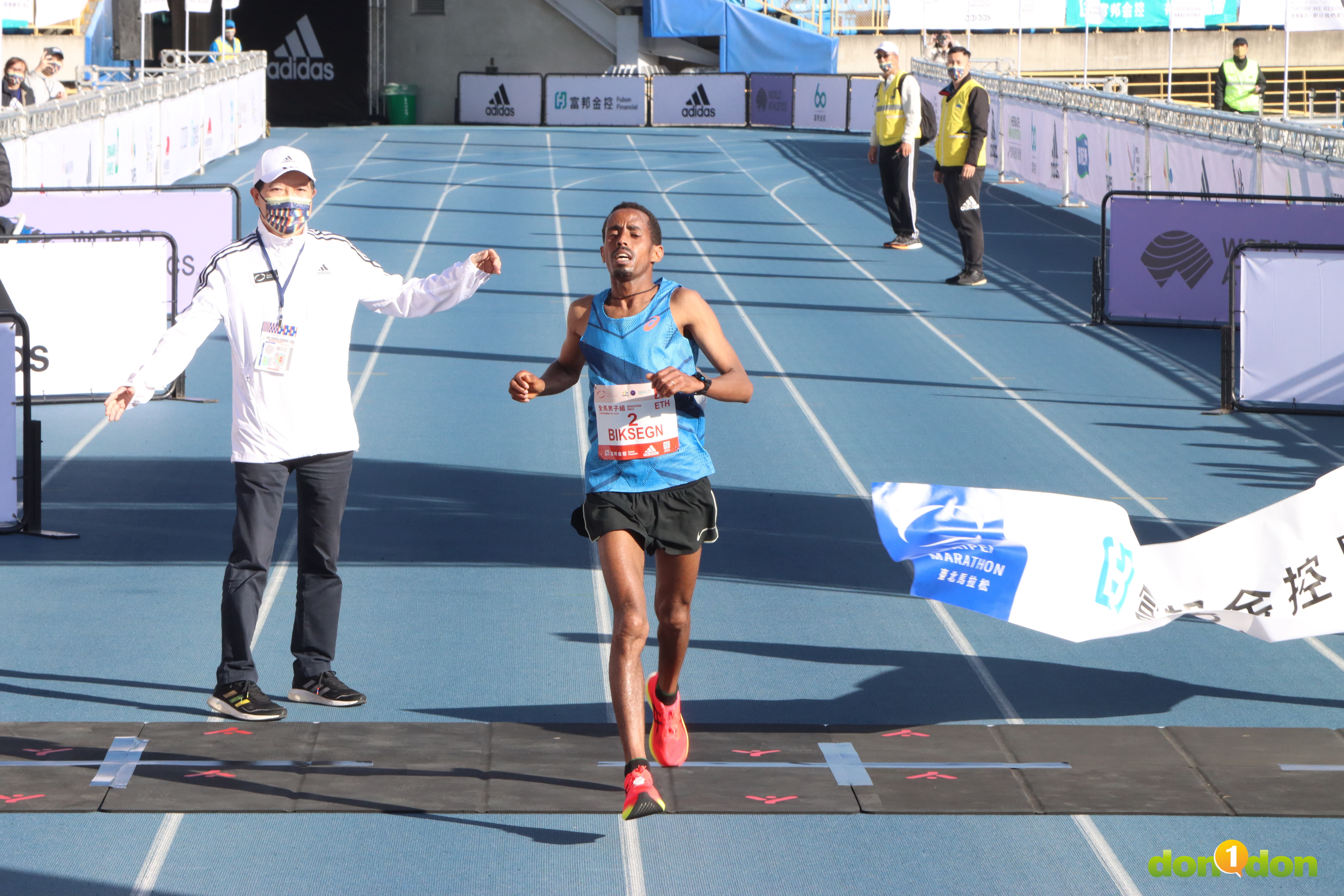 Demeke Kasaw BIKSEGN 逆轉跑出大會成績 2 小時 11 分 41 秒，拿下 2021 臺北馬拉松總冠軍！