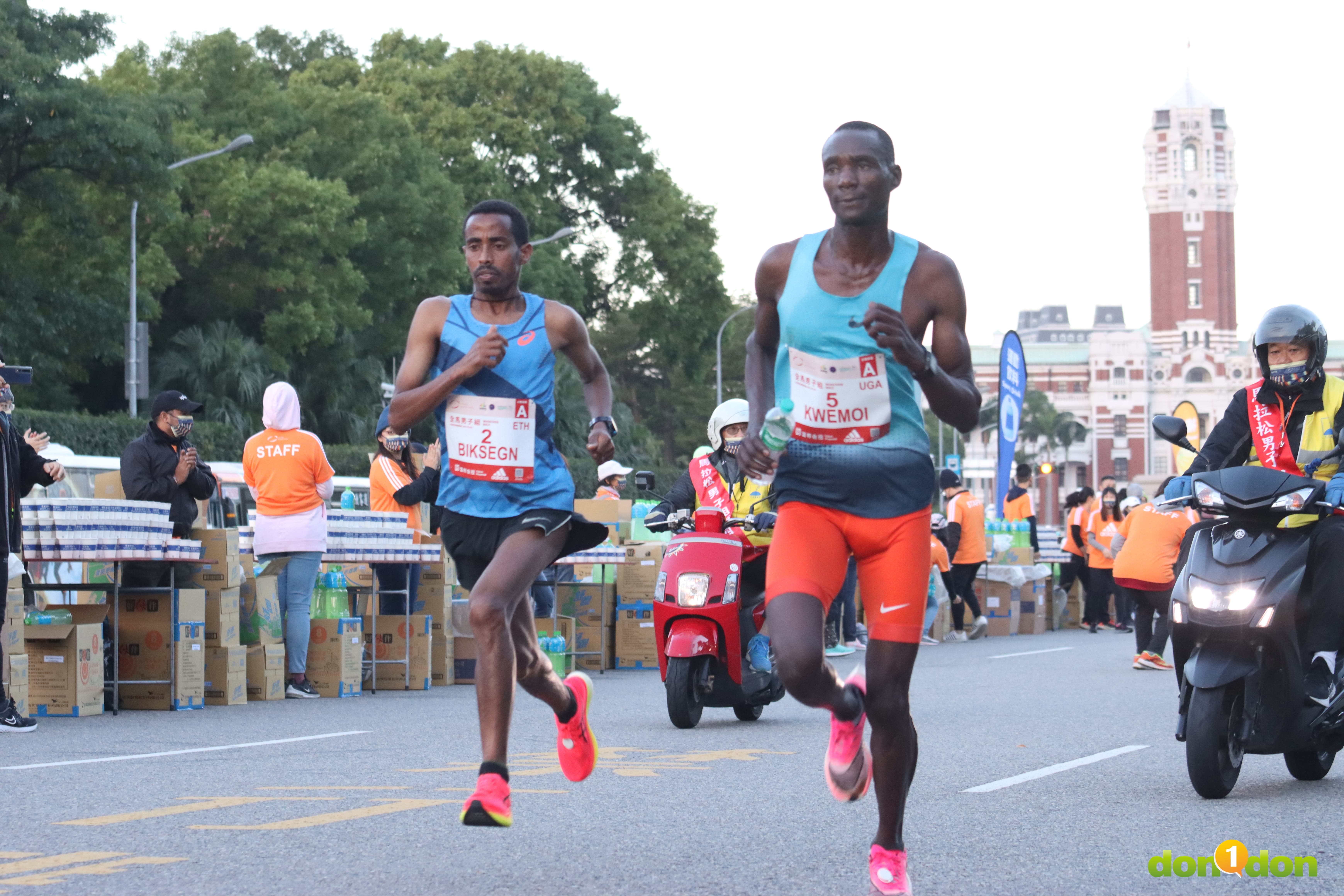 男子總冠軍得主 Demeke Kasaw BIKSEGN(#2)在 10 公里時僅排名第 5 位