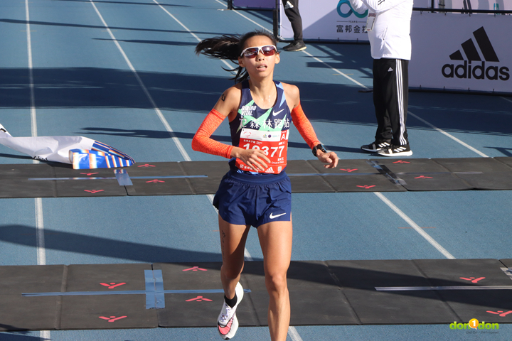 曹純玉以 2:33:51 座實國內女子總一成績