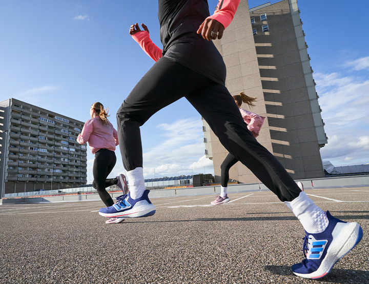 adidas UltraBOOST 22男款跑鞋設計同步升級，楦頭加寬搭配腳背貼合設計，打造絕佳舒適腳感，支持跑者長時間運動的需求