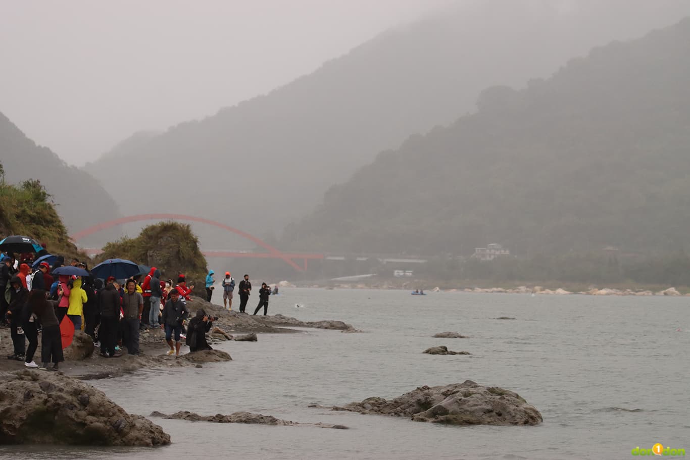 游泳在秀姑巒溪近海溪口，著名地標長虹橋，成了選手們的夢想出發之地。