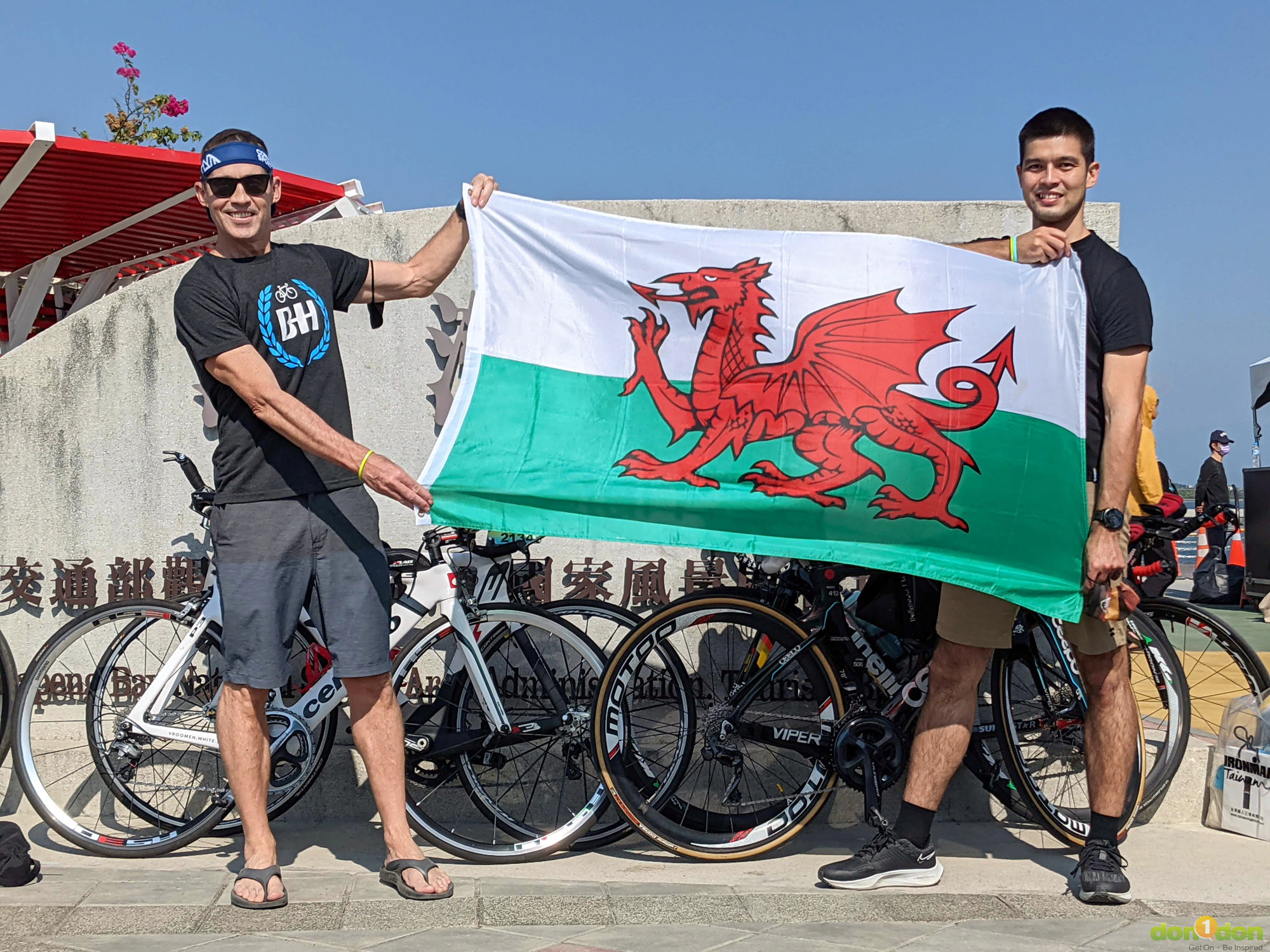 Ceri Lines與 兒子 Aled Lines 在賽後秀出自己的國家威爾斯(Wales )國旗