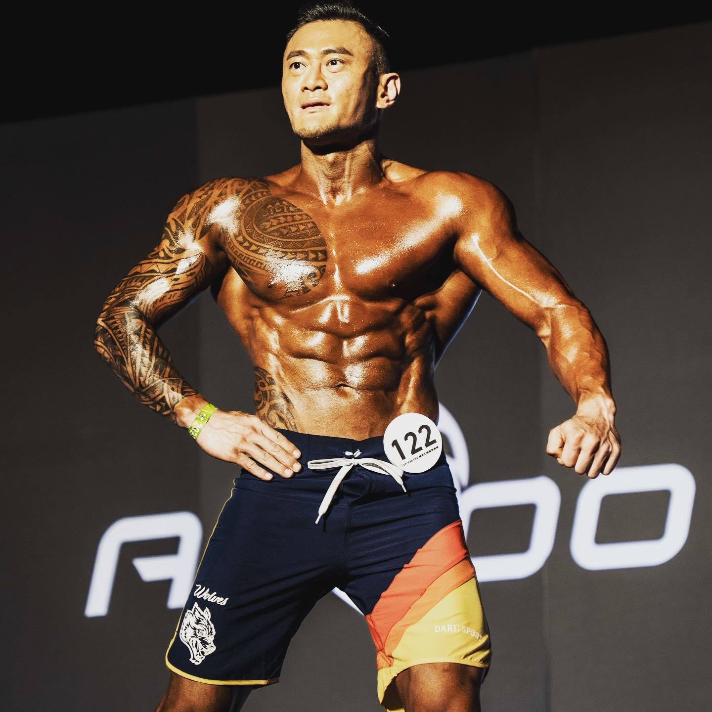 健美好手李丁龍參與2021 IFBB PRO健身工廠盃獎金賽比賽畫面 照片提供STARFiSH Agent星予運動經紀