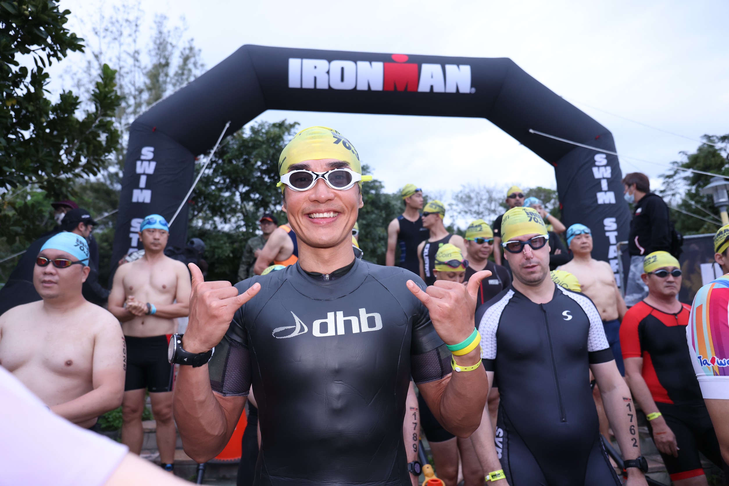 2022 IRONMAN 70.3 台東場游泳開賽跳水畫面