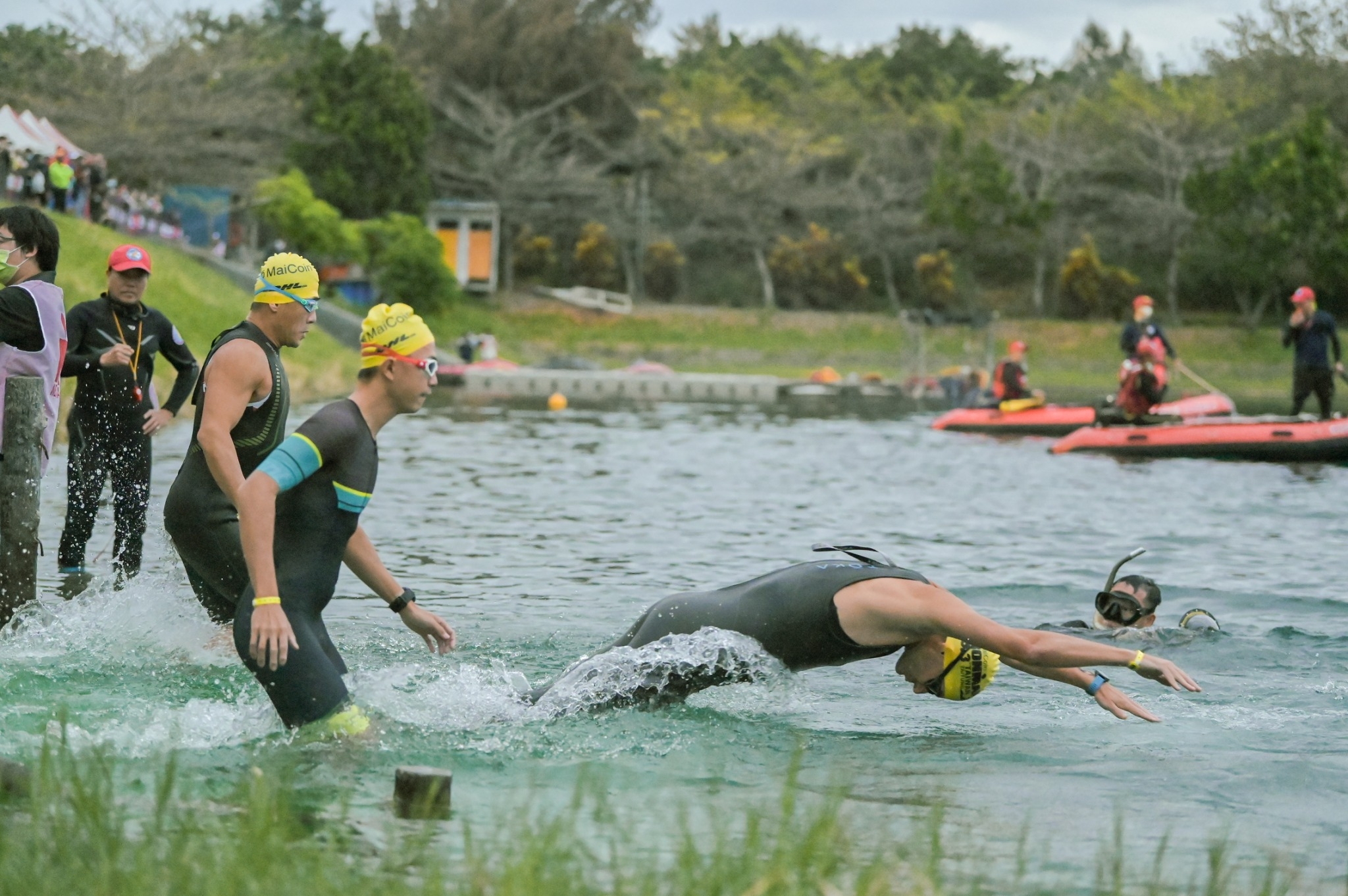 2022 IRONMAN 70.3 台東場游泳開賽跳水畫面