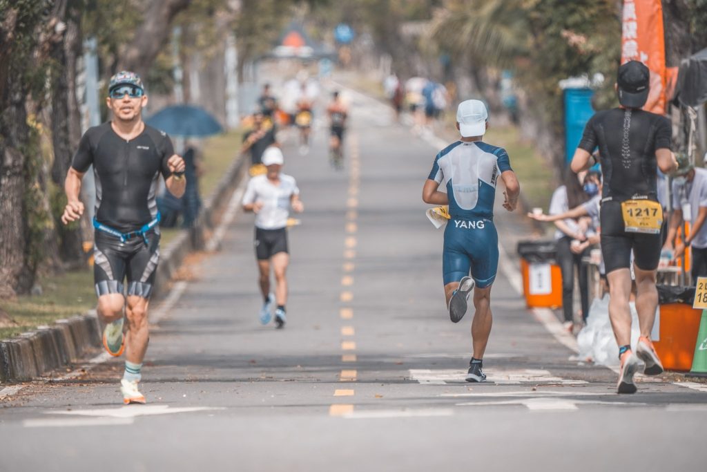 於台東森林公園與馬亨亨大道跑 21 公里後，進入位在森林公園中的終點。圖片提供：LAVA台灣鐵人三項公司