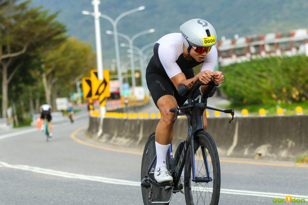 謝育宏自行車賽道如入無人之境般地以 02：06：12 完成 90 公里