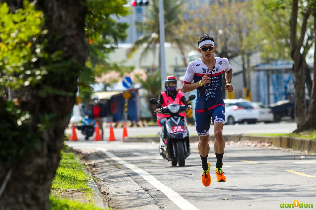 張團畯 21 公里跑 74 分 53 秒，強勢跑步實力制霸全場，以總成績 03：52：47 破大會成績拿下冠軍。