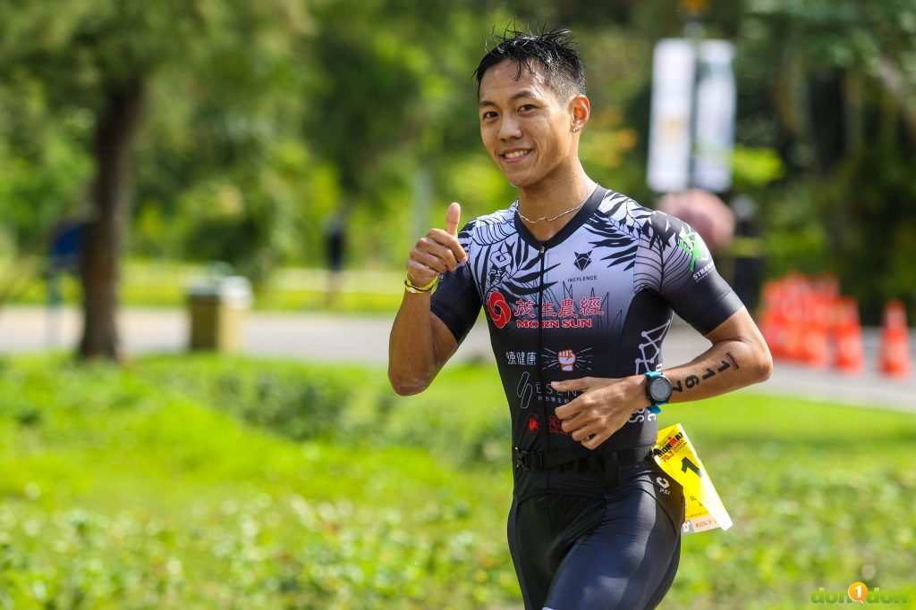 競速滑冰選手黃大原，以驚人的 04：35：22 完成比賽