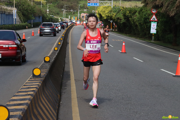 李佳玫以 2 小時 57 分 55 秒獲得國內女子組優勝(總成績第二名)