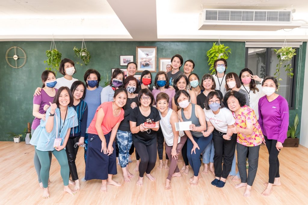 第一屆50+銀光女神派對於台北The Yoga Shala - Mysore Taipei舉行,活動圓滿豐盛,還為其中一位當天生日的學員慶生。(圖片提供:弘點全球顧問有限公司)