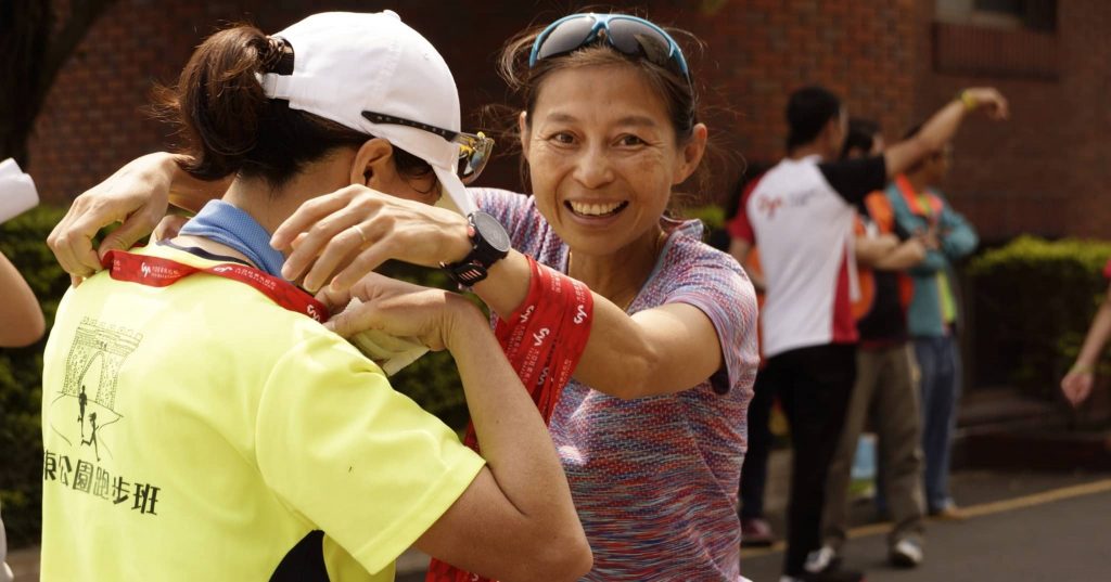 台灣長跑名將許玉芳到終點親自為跑者一一掛上完賽獎牌。