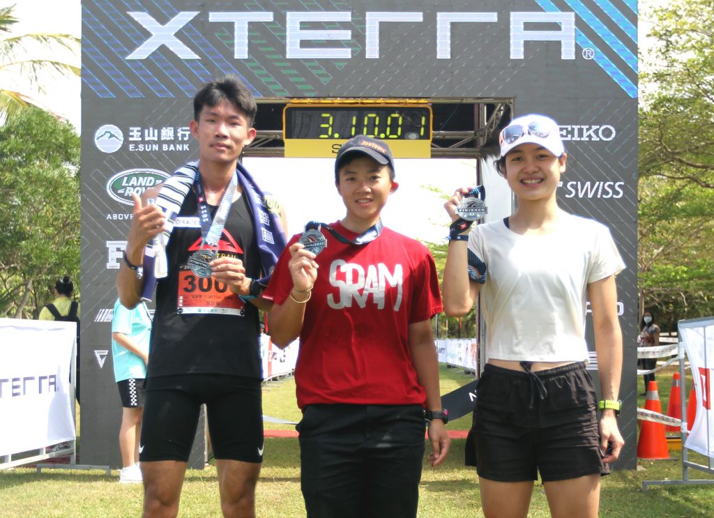 郭家齊、蔡雅羽及吳睿恩所組成的「我最慢」夢幻隊伍，以 03：00：34 的成績完成三項接力比賽。圖片來源：XTERRA TAIWAN