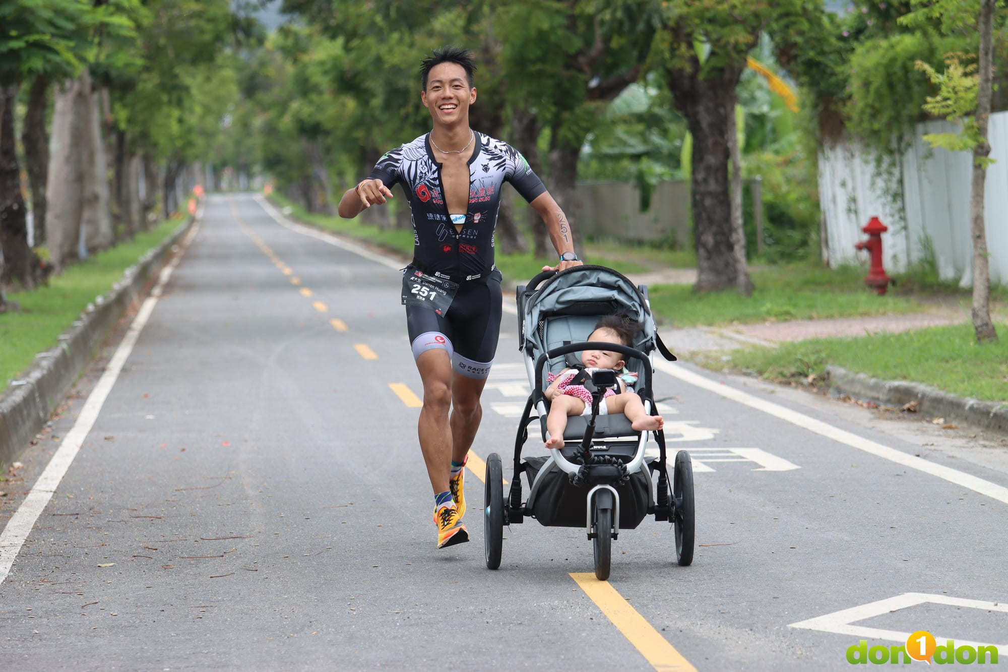 Darren帶著女兒一起跑完42公里。