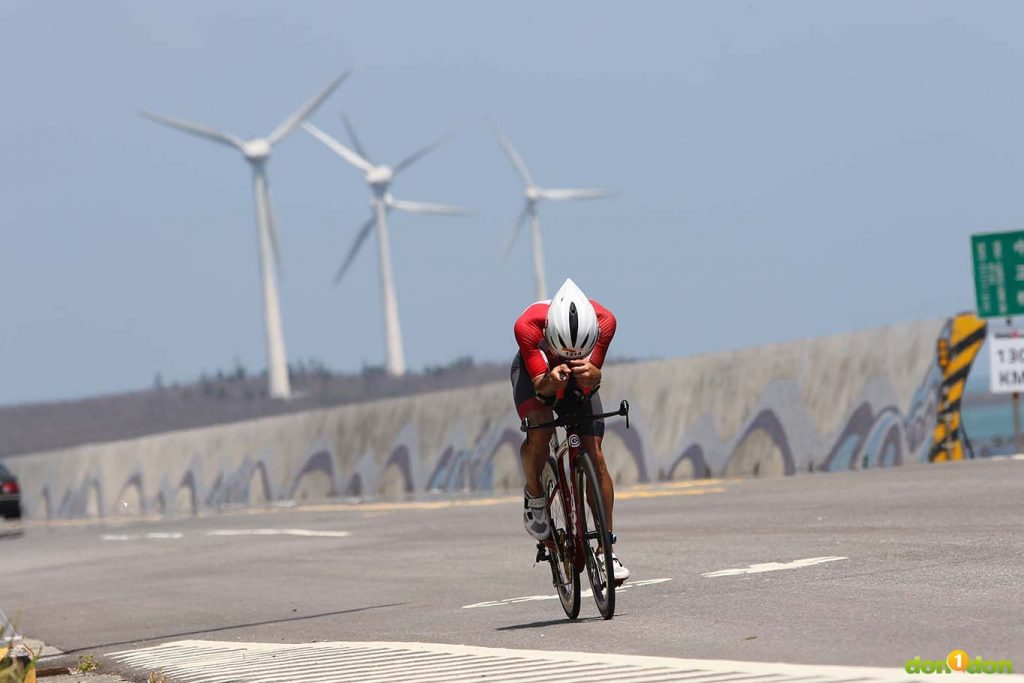 四月的澎湖風勢紊亂，但風力仍不可小覷，繞圈加遽了澎湖上下起伏的地形的影響，風力及地形考驗選手的自行車能力。