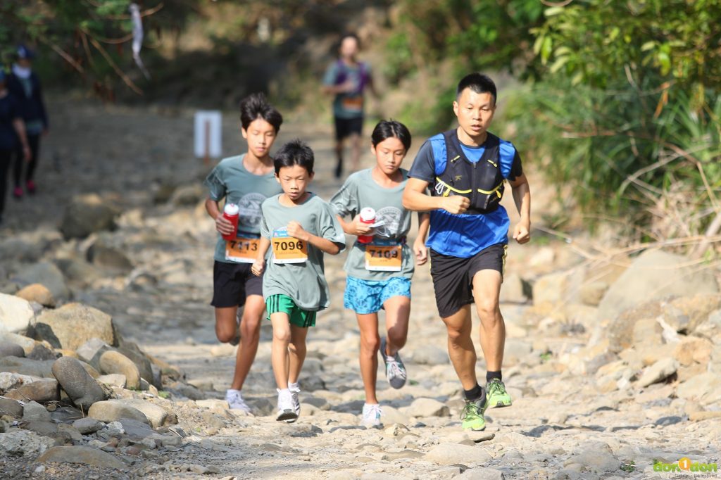 7 公里組越野賽道，路線主要在石牛溪河床，中間穿插著起伏的丘稜地形以及林間小徑，路線寬闊好跑。