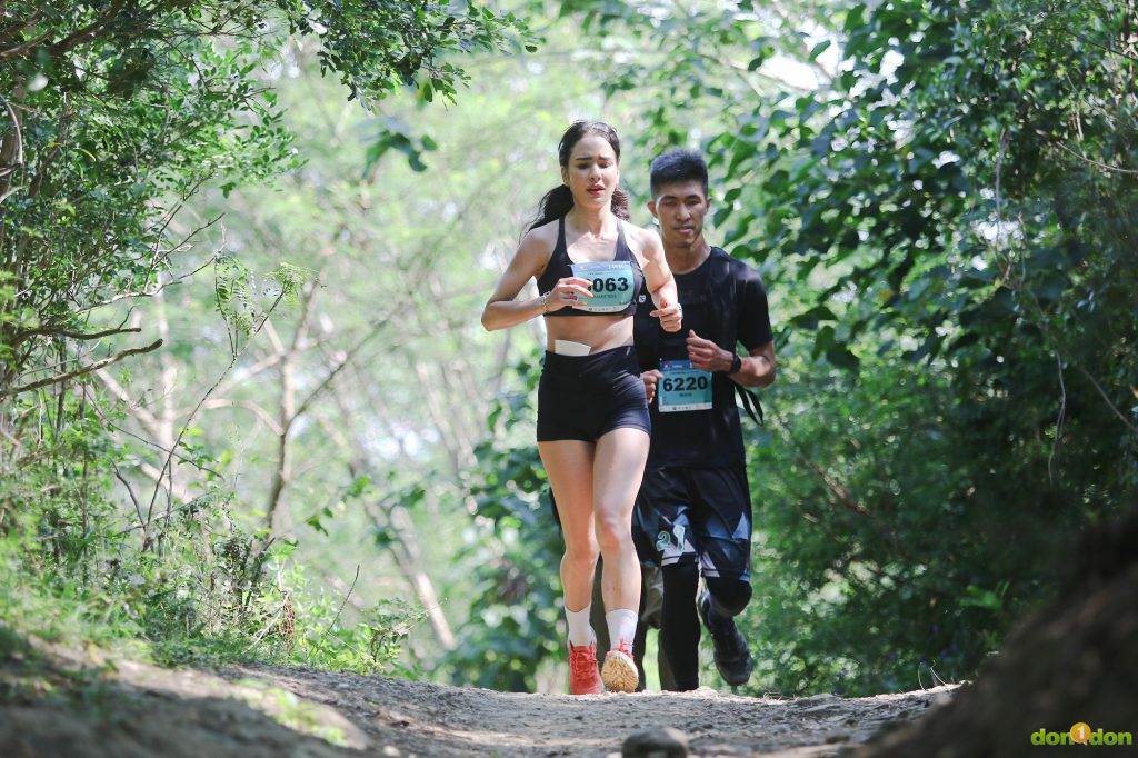 去年獲得 10K 組冠軍的姐姐雷艾美，今年比參加 14K 組